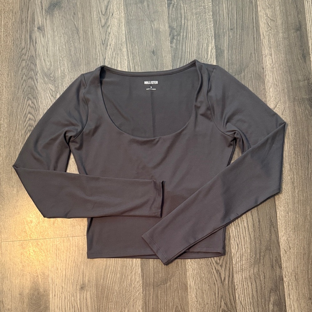 Hollister Dark Gray Scoop Neck Long Sleeve Crop Top